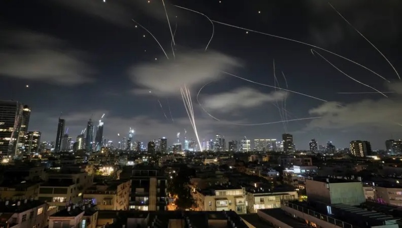 إيران تهاجم إسرائيل وتُسقِط مسيرات في تبريز