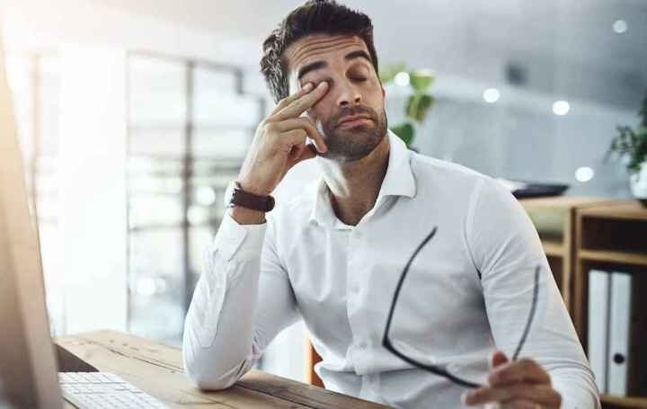 أسباب الشعور بالتعب بعد نوم 8 ساعات