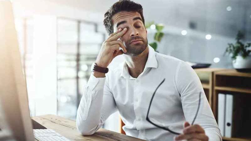 أسباب الشعور بالتعب بعد نوم 8 ساعات