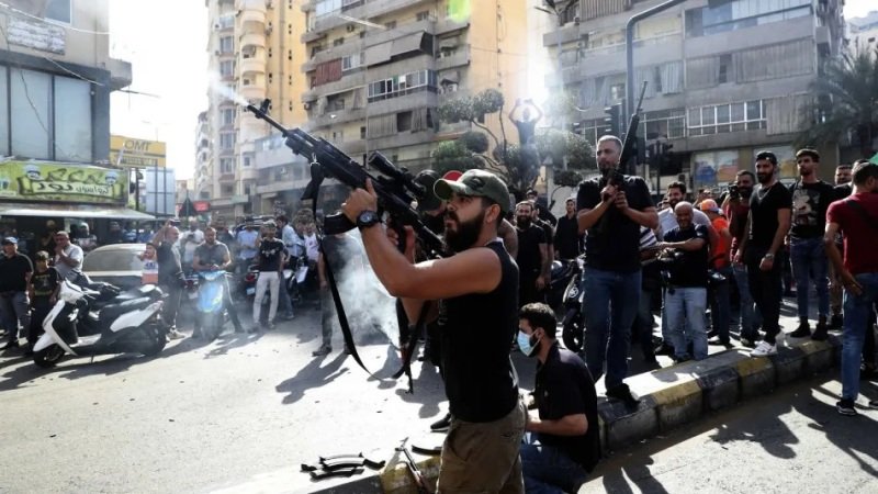 الاستقواء بالسلاح: حين يصادر فائض القوّة كرامة القانون